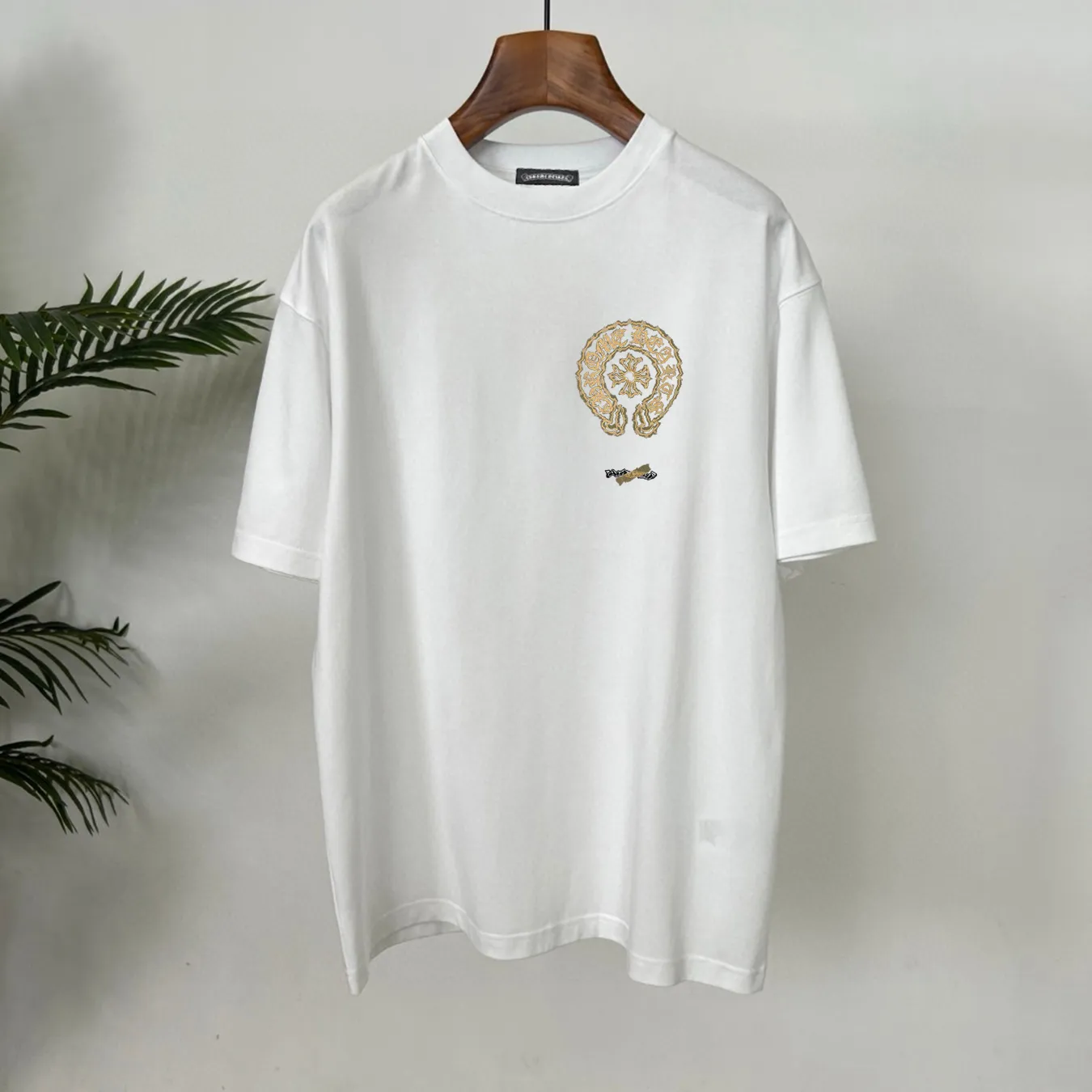 🅿️190 Croix Heart 🔥Pang Ge’s Gospel, the maximum xxl can wear 210 pounds 🐮Higher version 🆕 Top round neck casual short sleeves 👍Advanced customization and versatile style. Anyone can easily control it. The fabric is fully customized. The latest logo design of the luxury classic brand on the chest is very classy. 👍A must buy for those who know the goods! The tailoring is slim-fitting, very refined, shows off aura, and highlights the sophistication of business men. This is unique, it fits just right, and the upper body effect is great! Size: s-xxl